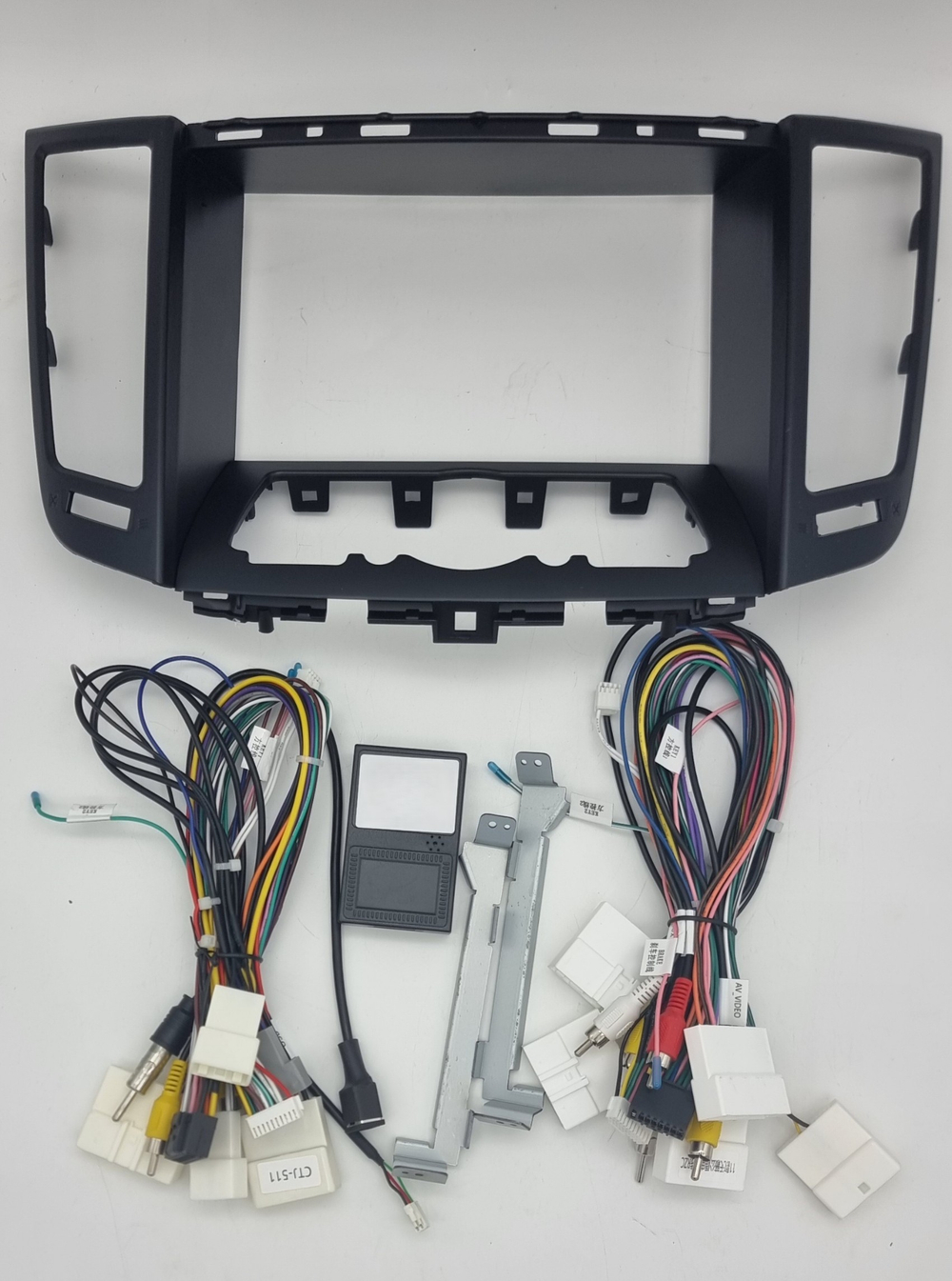 Установочный комплект для INFINITY FX35 2009-2013 / QX70 2013-2016  KUBERG SF-9828-4