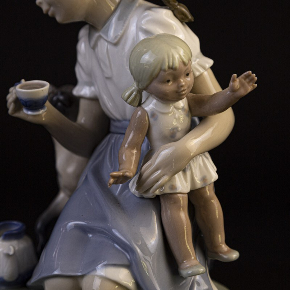 Фарфоровая мануфактура Lladro «Девочка с кошкой и куклой»