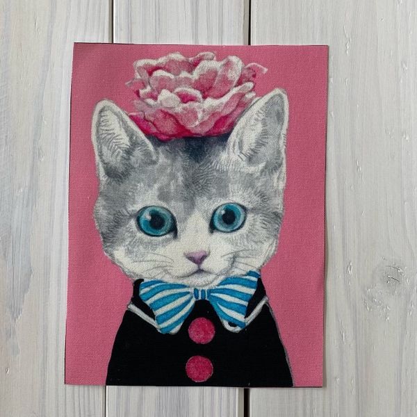 КОТИК С РОЗОЙ НА ГОЛОВЕ В ПОЛОСАТОЙ БАБОЧКЕ  панно, холст 20 / 15 см 1