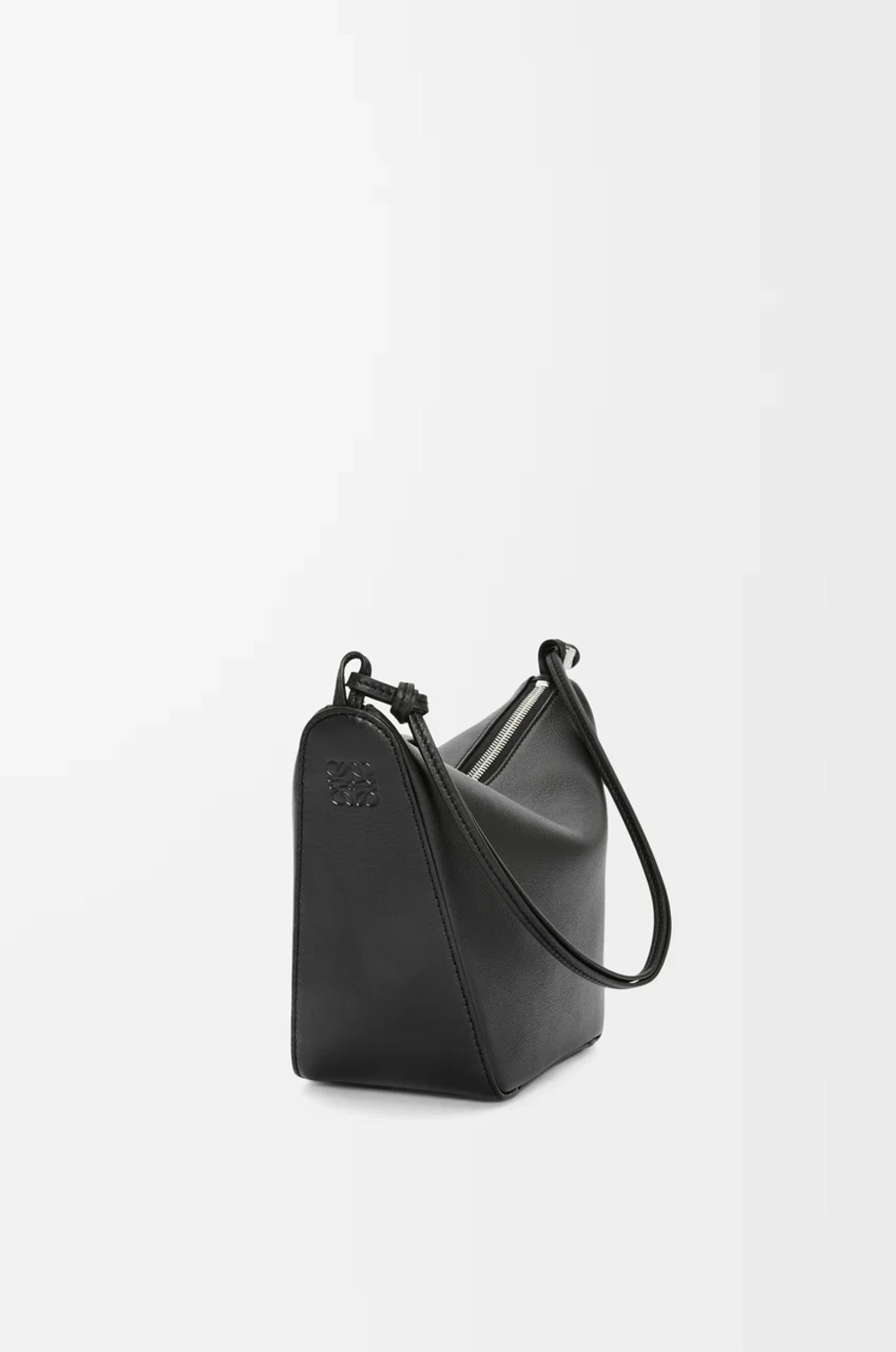 Loewe Мини сумка-хобо Hammock из классической телячьей кожи, черный