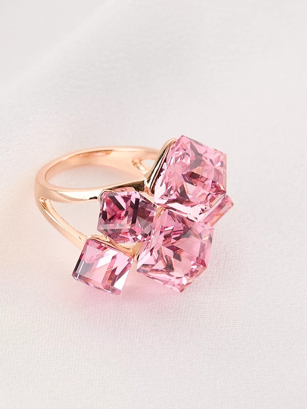 Кольцо коктейльное Мираж с розовыми кубиками Swarovski