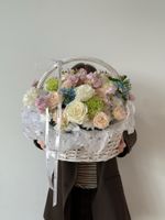 Корзина из кустовых пионовидных роз, оксипеталума, маттиолы, диантусов, лизиантуса и хризантемы