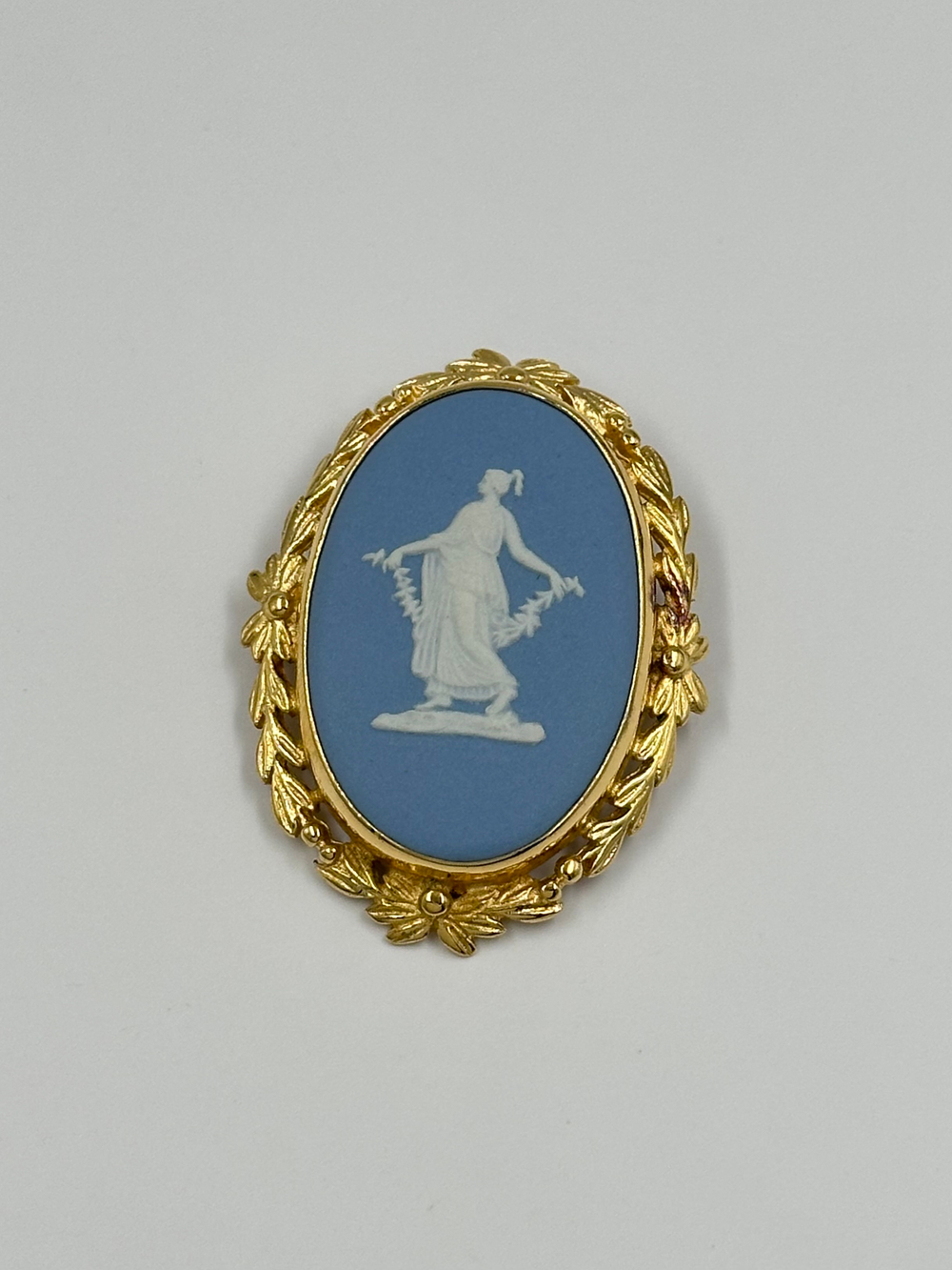 Брошь Wedgwood голубая