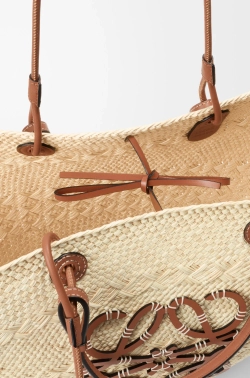 Loewe Большая плетеная сумка Anagram из пальмового волокна и телячьей кожи, натуральный/коричневый