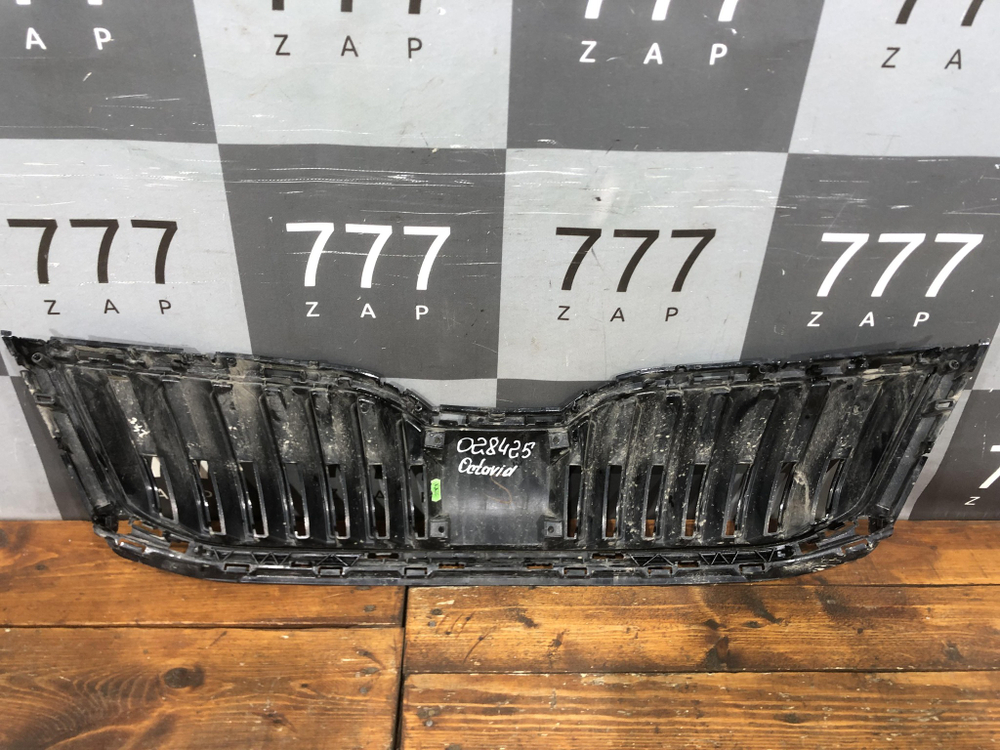 Решетка радиатора Skoda Octavia 3 (A7) 17-20 Б/У Оригинал 5E0853653C