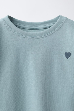 ZARA ФУТБОЛКА С ВЫШИВКОЙ «СЕРДЦЕ», СИНЕВАТЫЙ