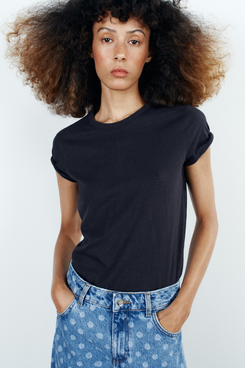ХЛОПКОВАЯ ФУТБОЛКА С КОРОТКИМИ РУКАВАМИ — ZARA