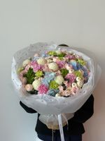 Букет из гортензии, хризантемы, кустовых пионовидных роз и динатусов