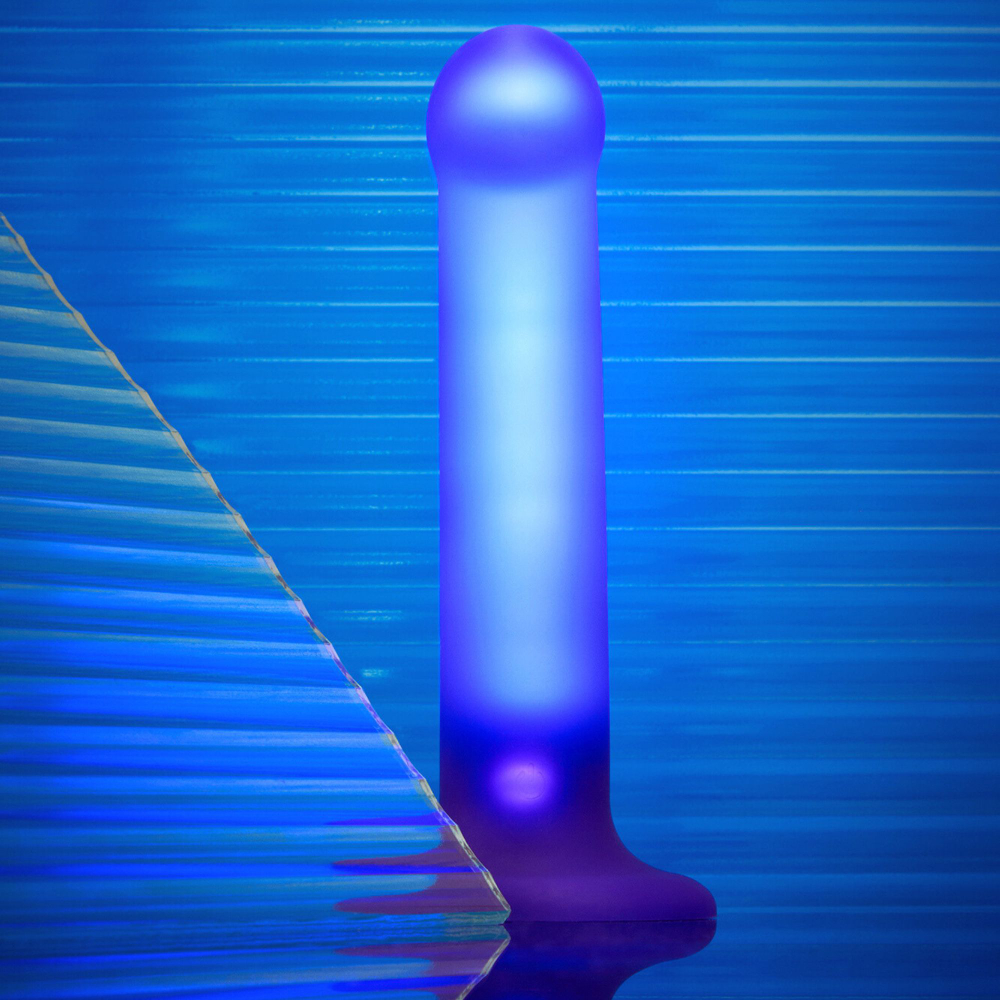 Светящийся фаллоимитатор Strap-on-me Glow-Led Dildo - M, фиолетовый