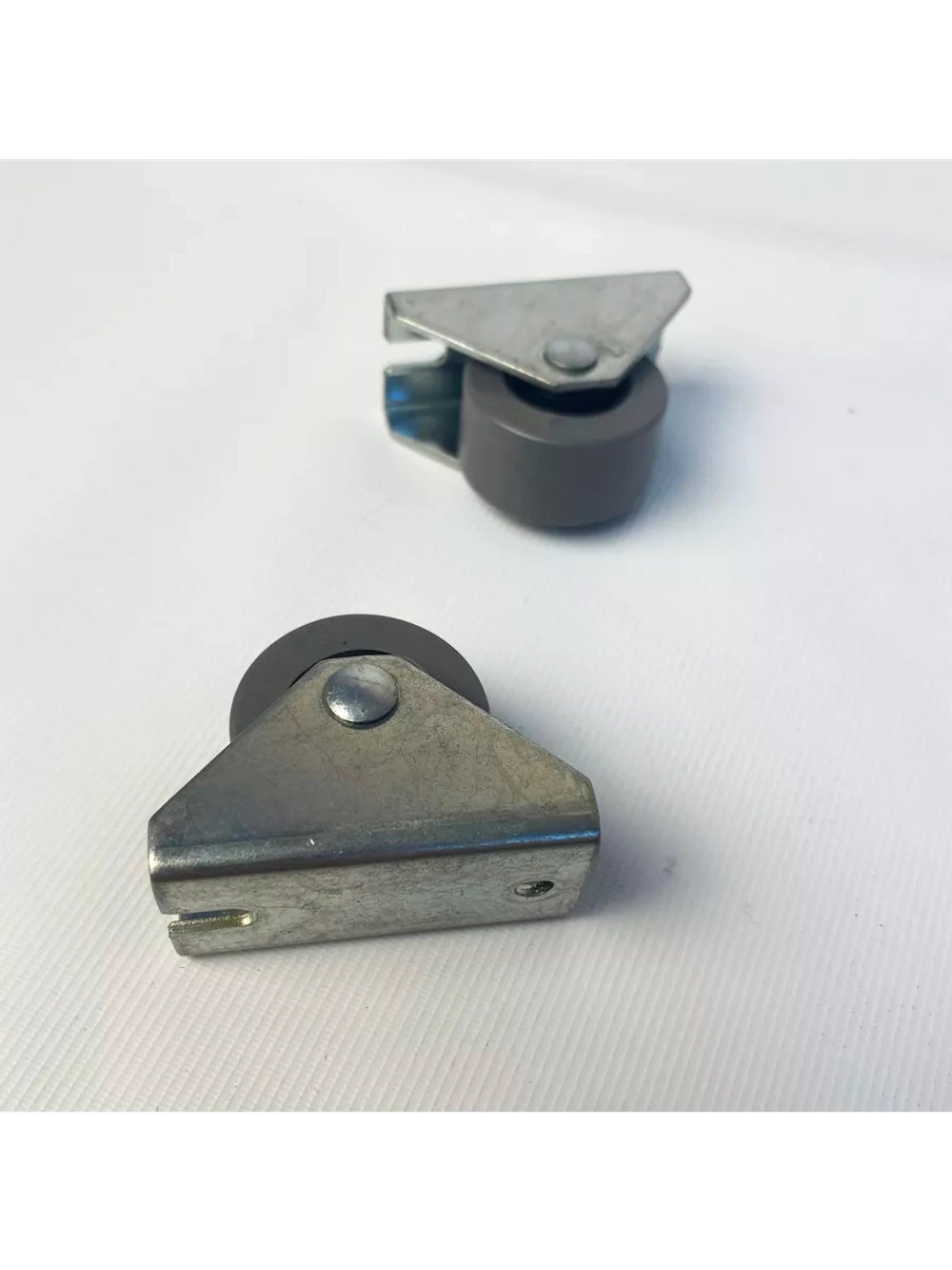 Опора роликовая 302 с резиновым колесом D28, 2 шт