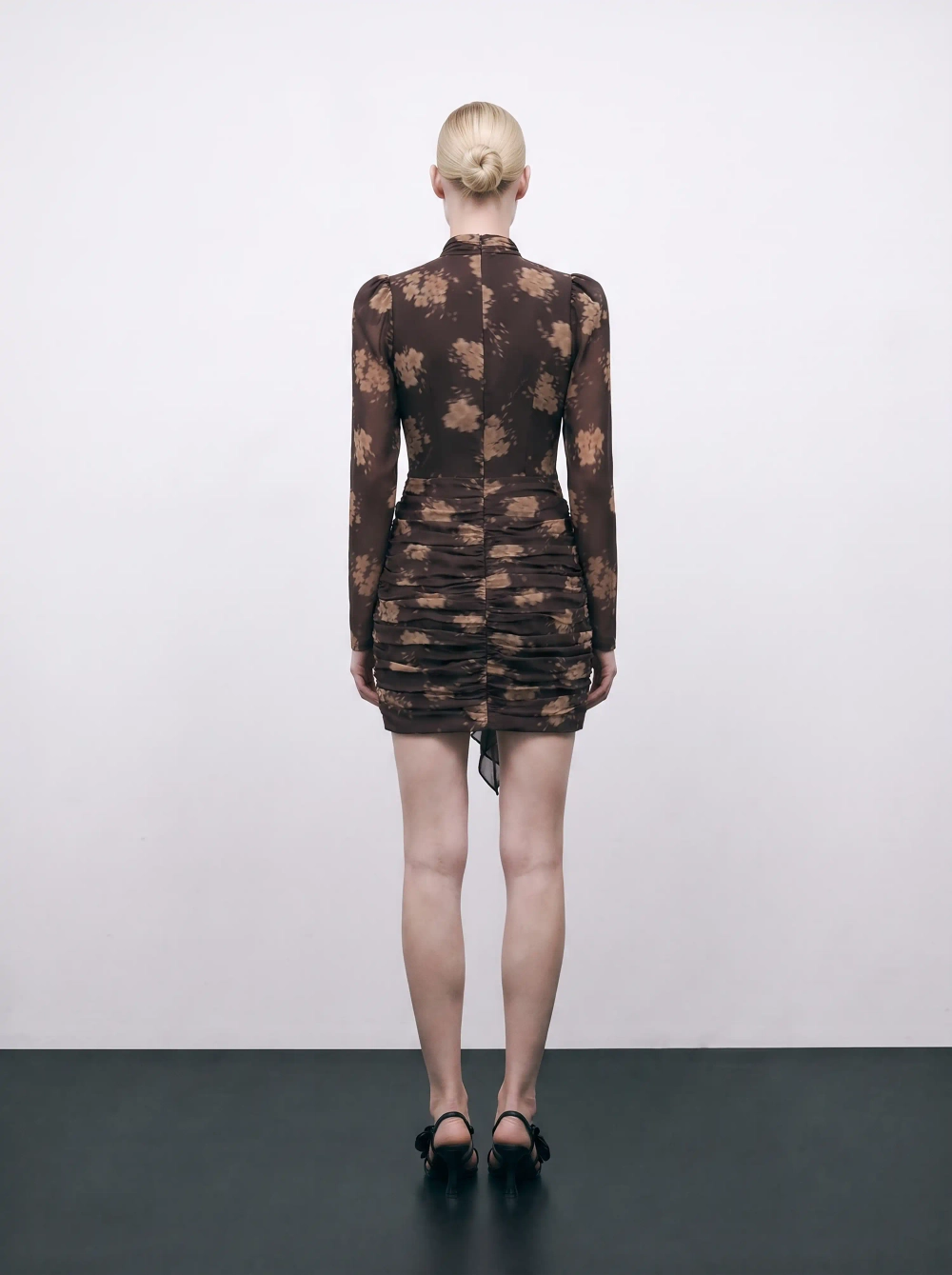 Виенна мини (Vienna mini), платье мини из шоколадного шифона с бежевыми цветами