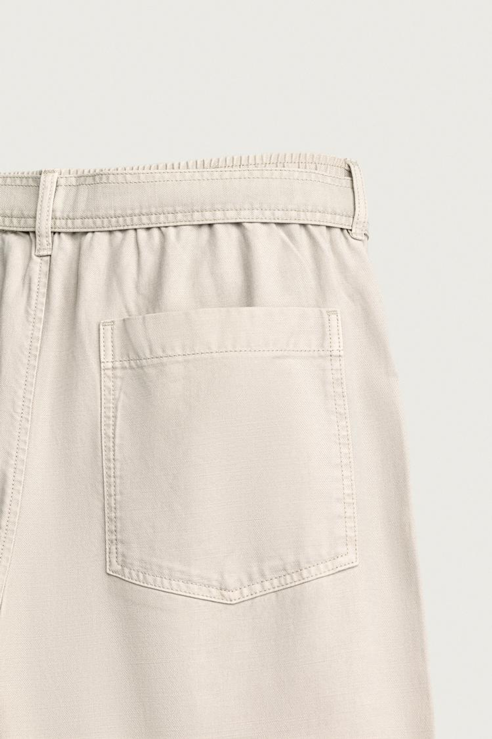 ZARA БРЮКИ RELAXED FIT СО СКЛАДКАМИ И РЕМНЕМ, СВЕТЛО-СЕРЫЙ