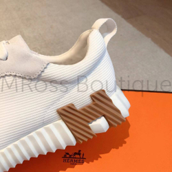 Женские кроссовки Hermes Bouncing белого цвета с черными и коричневыми буквами на подошве