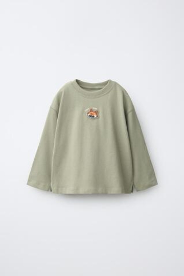 ZARA ФУТБОЛКА С ПРОРЕЗИНЕННОЙ НАШИВКОЙ «МЕДВЕДЬ», СВЕТЛЫЙ ХАКИ