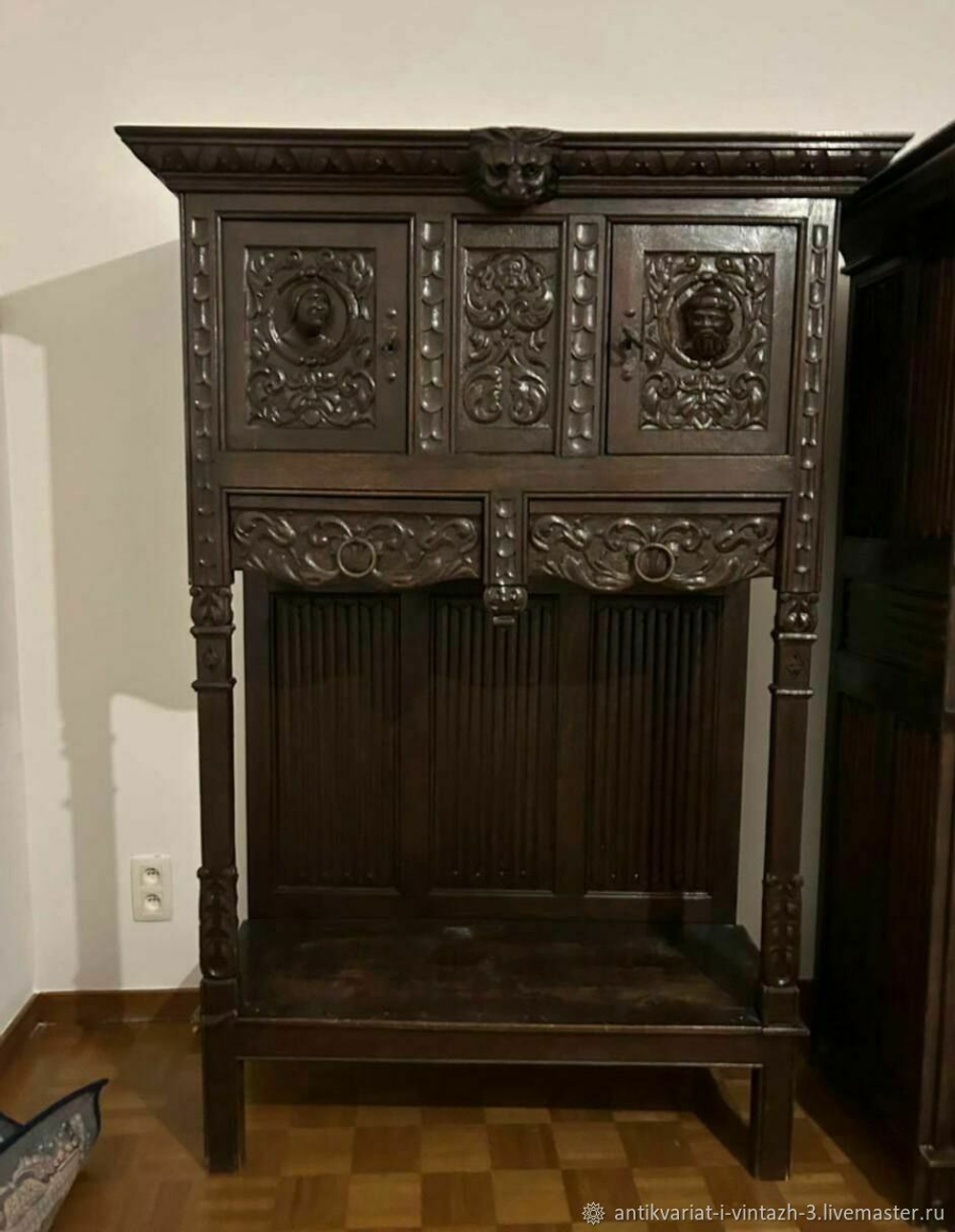 Старинный шкаф креденце