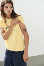 ЖЕЛТАЯ ФУТБОЛКА С НАДПИСЬЮ — ZARA