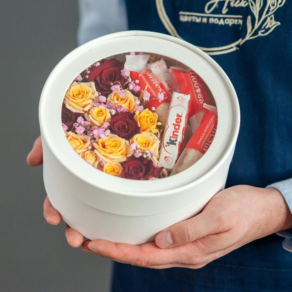 Коробочка c цветами и конфетами