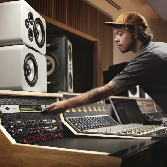 Universal Audio Apollo x16 Gen 2 Essentials+ Edition Silver
