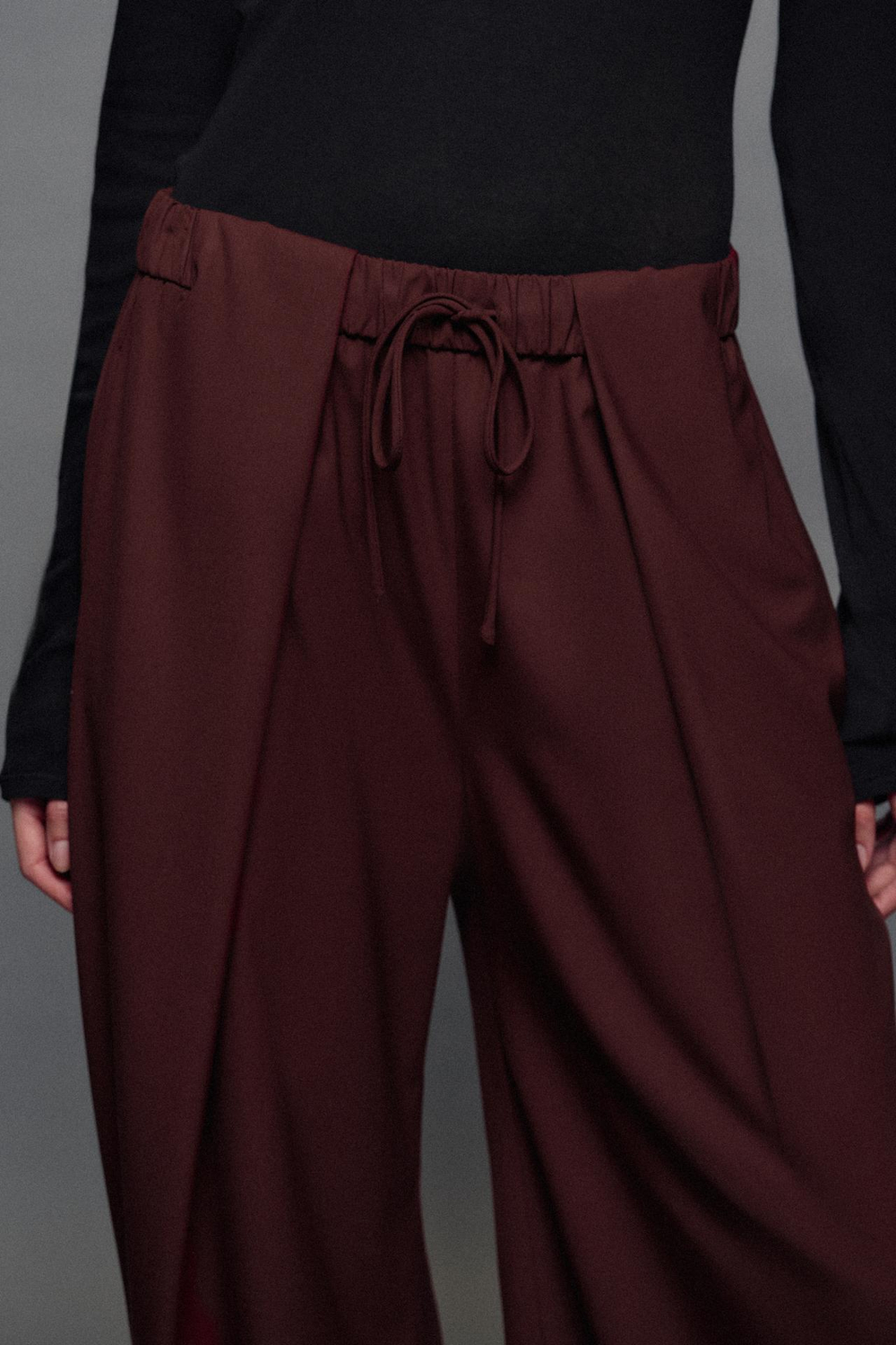 ZARA БРЮКИ СО СКЛАДКАМИ — ZW COLLECTION, ГРАНАТОВЫЙ