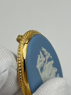 Брошь Wedgwood голубая