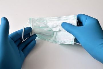 Носить одноразовые перчатки во время эпидемии коронавируса — полезная привычка? Или не очень?