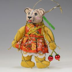 Ёлочная игрушка Девочка-медвежонок с ягодкой