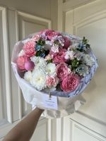 Букет из кустовых пионовидных роз, хризантемы, маттиолы и оксипеталума