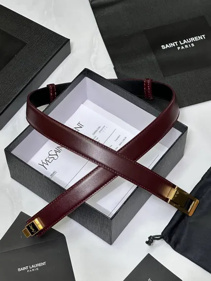 Ремень Saint Laurent с пряжкой CHARNIERE из гладкой кожи, винный