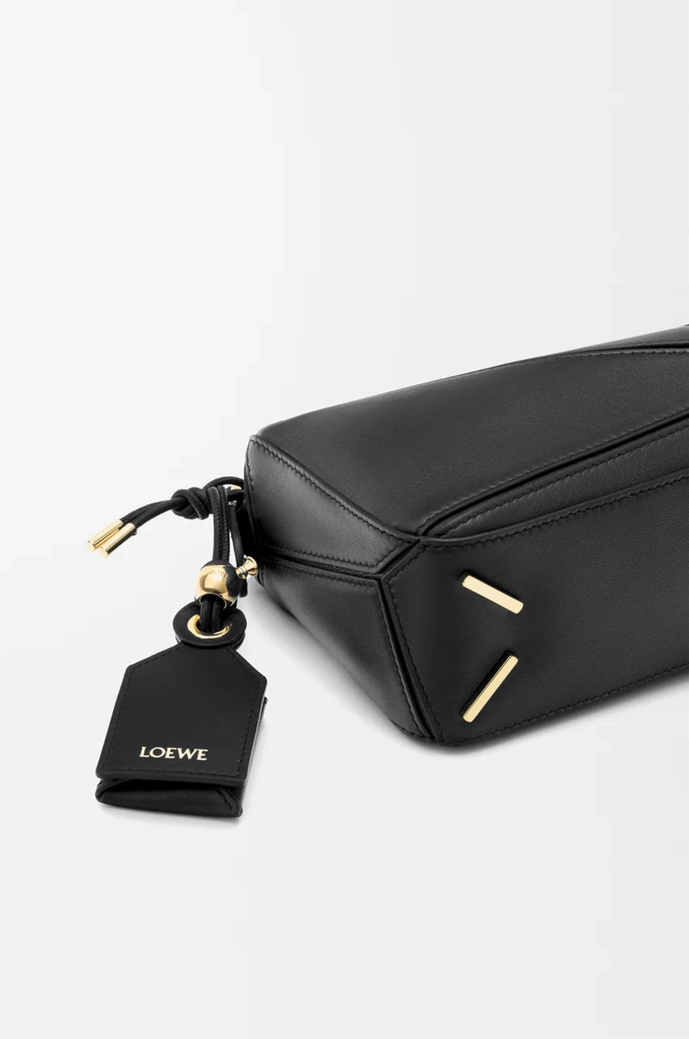 Loewe Сумка-мини Puzzle Featherlight из овечьей кожи наппа, черный