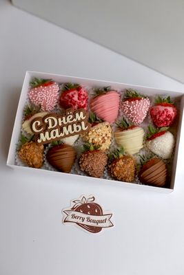 Клубничное ассорти в шоколаде "Маме"