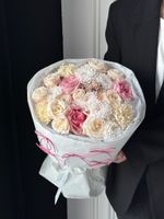 Букет из кустовых пионовидных роз, хризантемы, диантусов и одноголовых роз