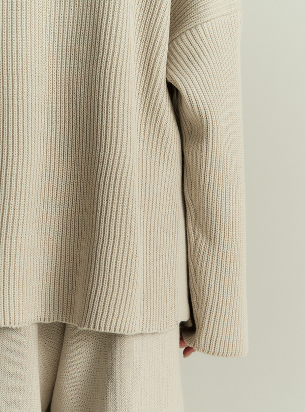 Джемпер с треугольным вырезом
