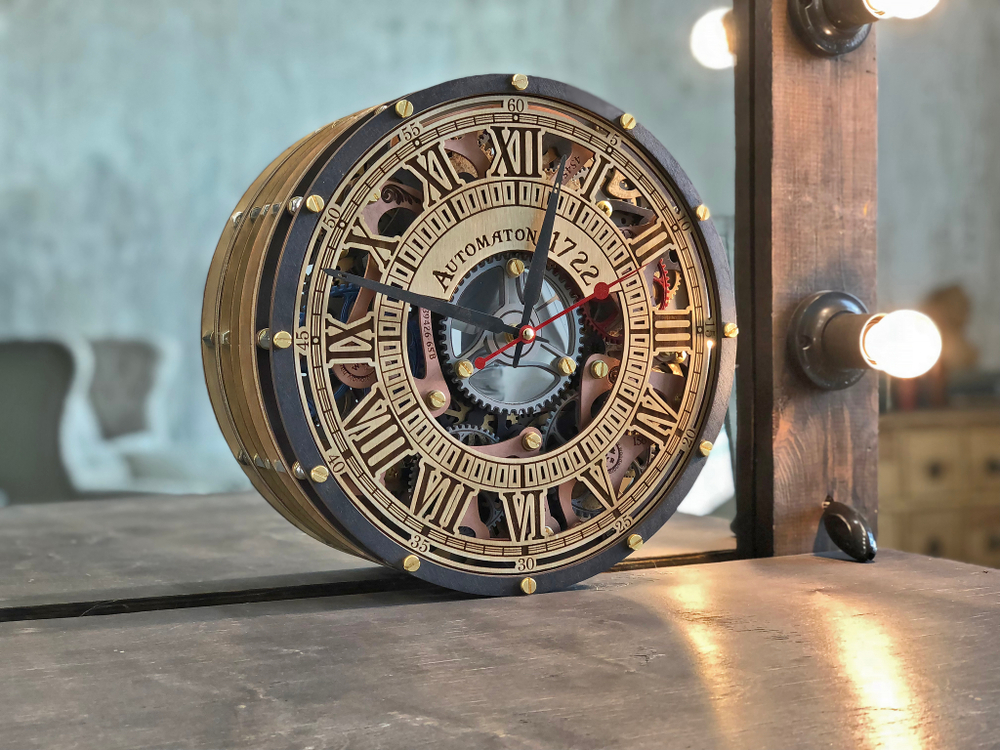 Часы Automaton 1722 с открытыми шестерёнками в атмосферном лофт-интерьере с фактурной стеной и тёплым светом