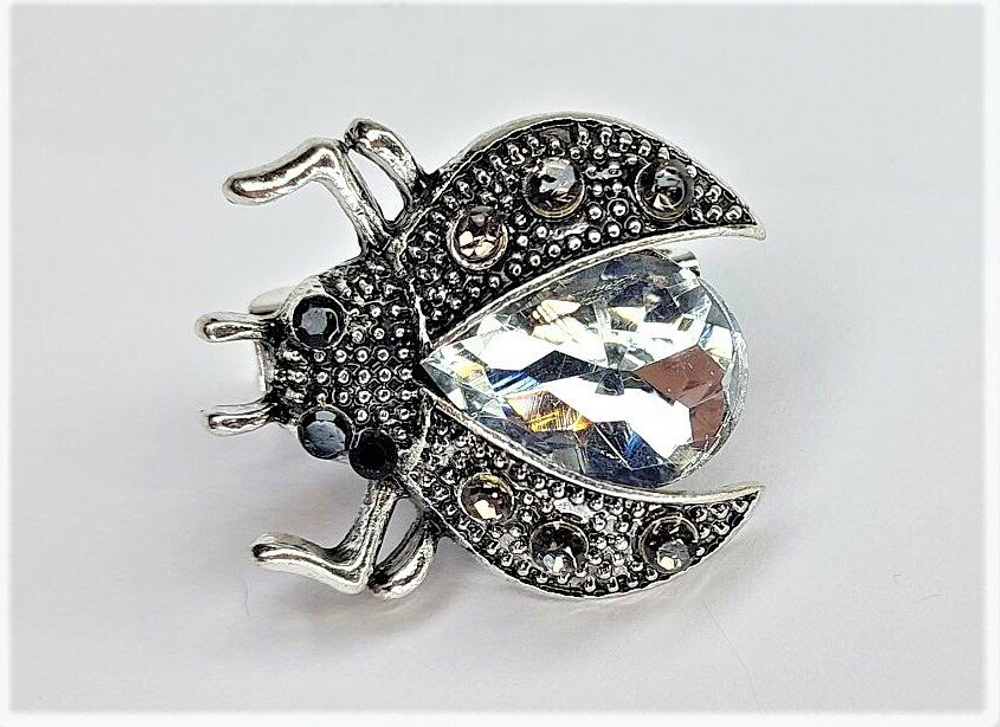 Брошь. Украшение  брошка "Жук" с белыми стразом . Символом перерождения, начала новой жизни.