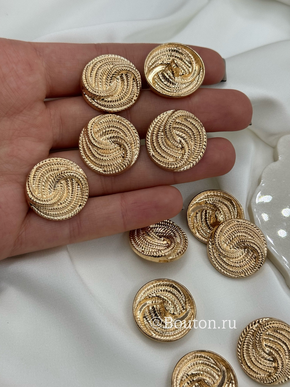 Пуговицы рифленые завиток золотистые