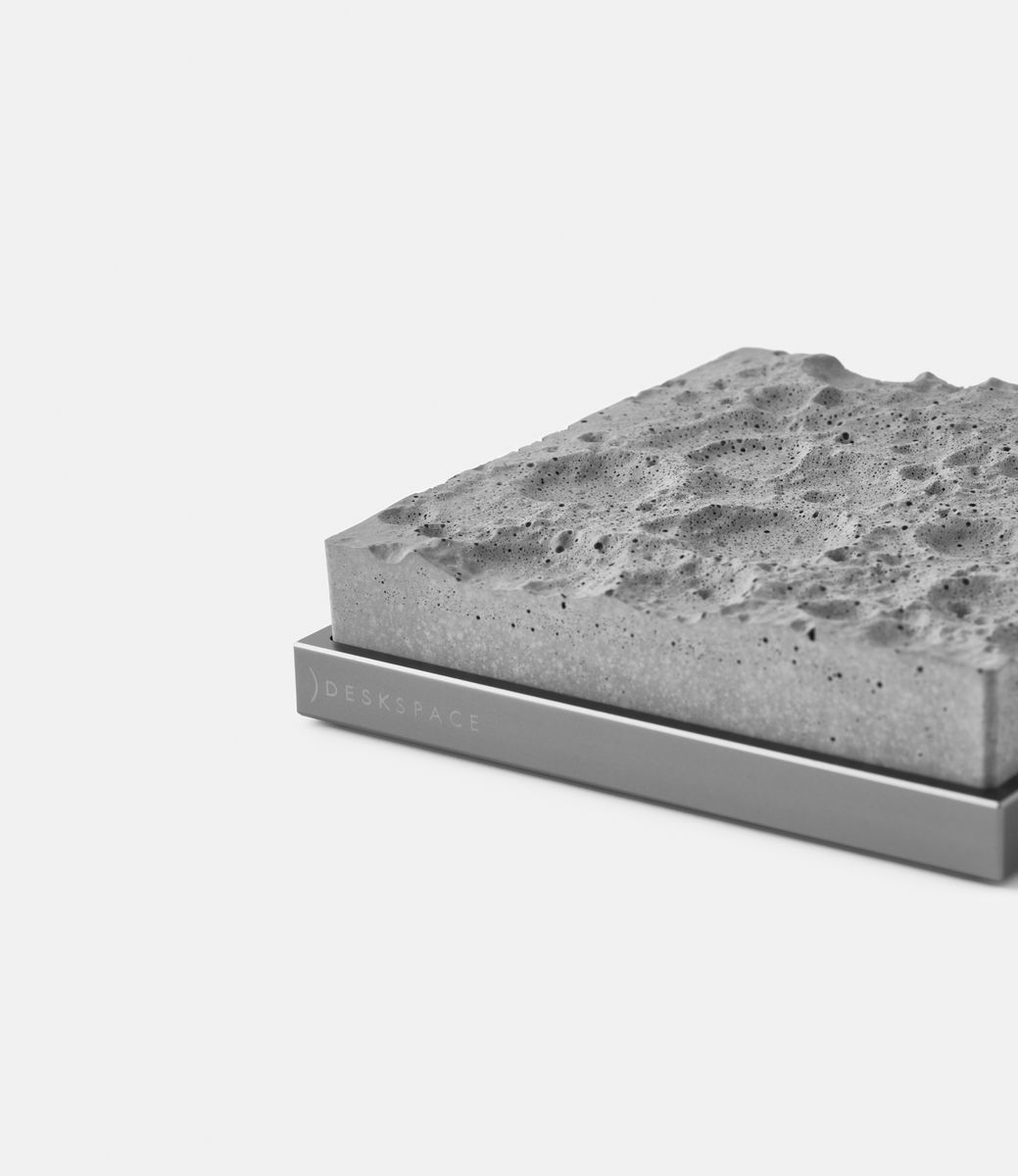 Deskspace Lunar Surface Regular — лунная поверхность из бетона