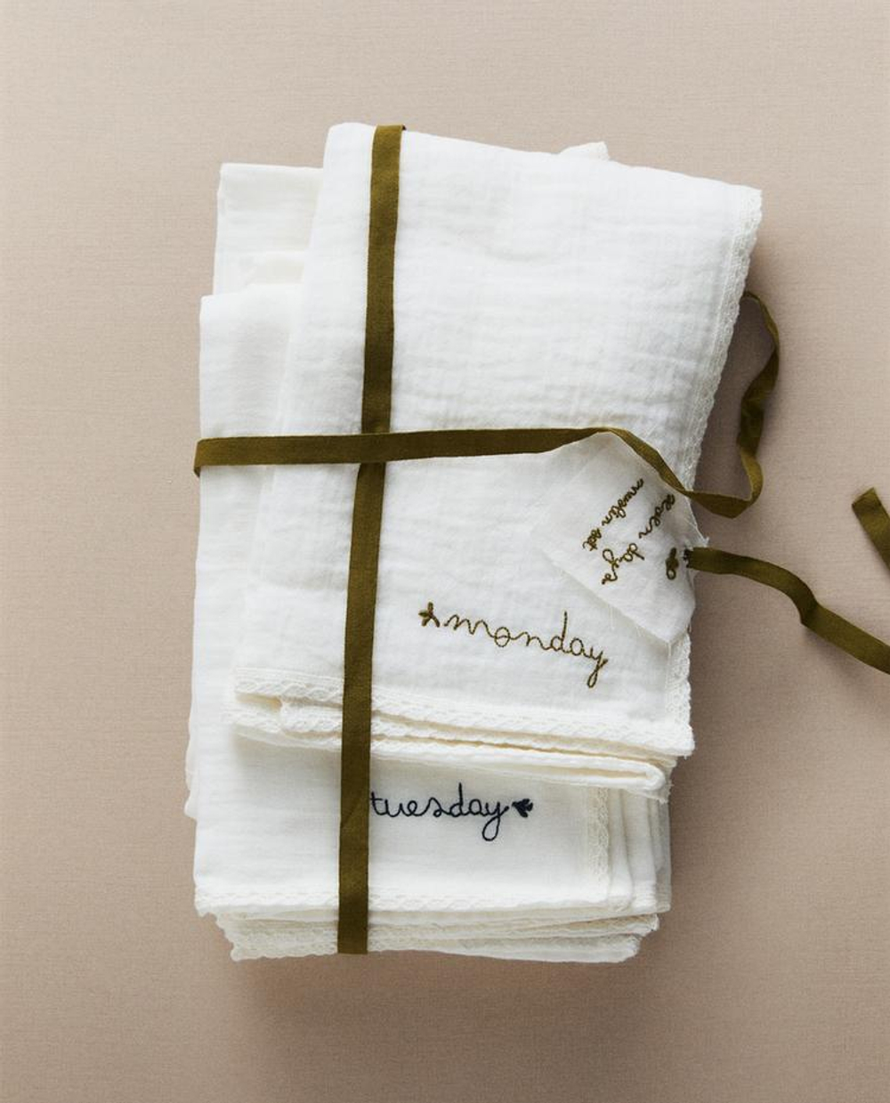 ZARA HOME ДЕТСКИЕ МУСЛИНОВЫЕ ПЕЛЕНКИ (7 ШТ.), ЖЕЛТОВАТО-БЕЛЫЙ