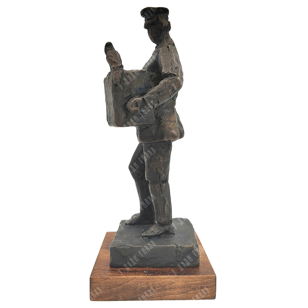 Динес Ю. С. Шарманщик. Бронза, литьё. 2000