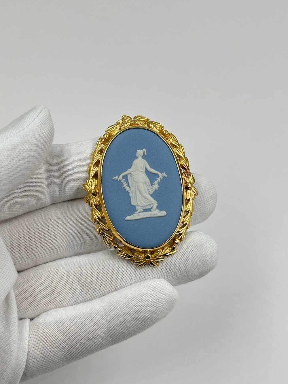 Брошь Wedgwood голубая