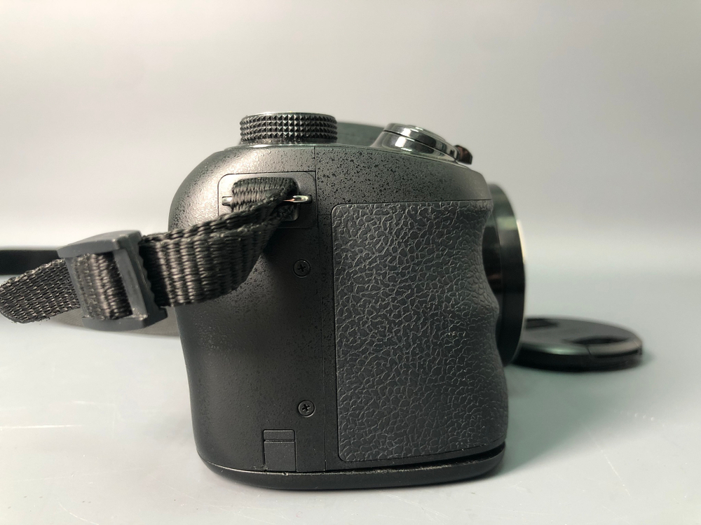 Sony Cyber-shot DSC-H200, отходит крышка батарейного отсека