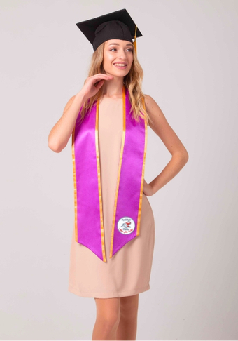 На галстук-шарфе (в нижней части галстука)