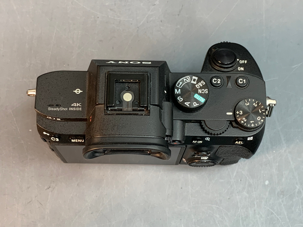 Sony A7 III 20.822 кадров, один из разъемов карт не работает, скол на корпусе
