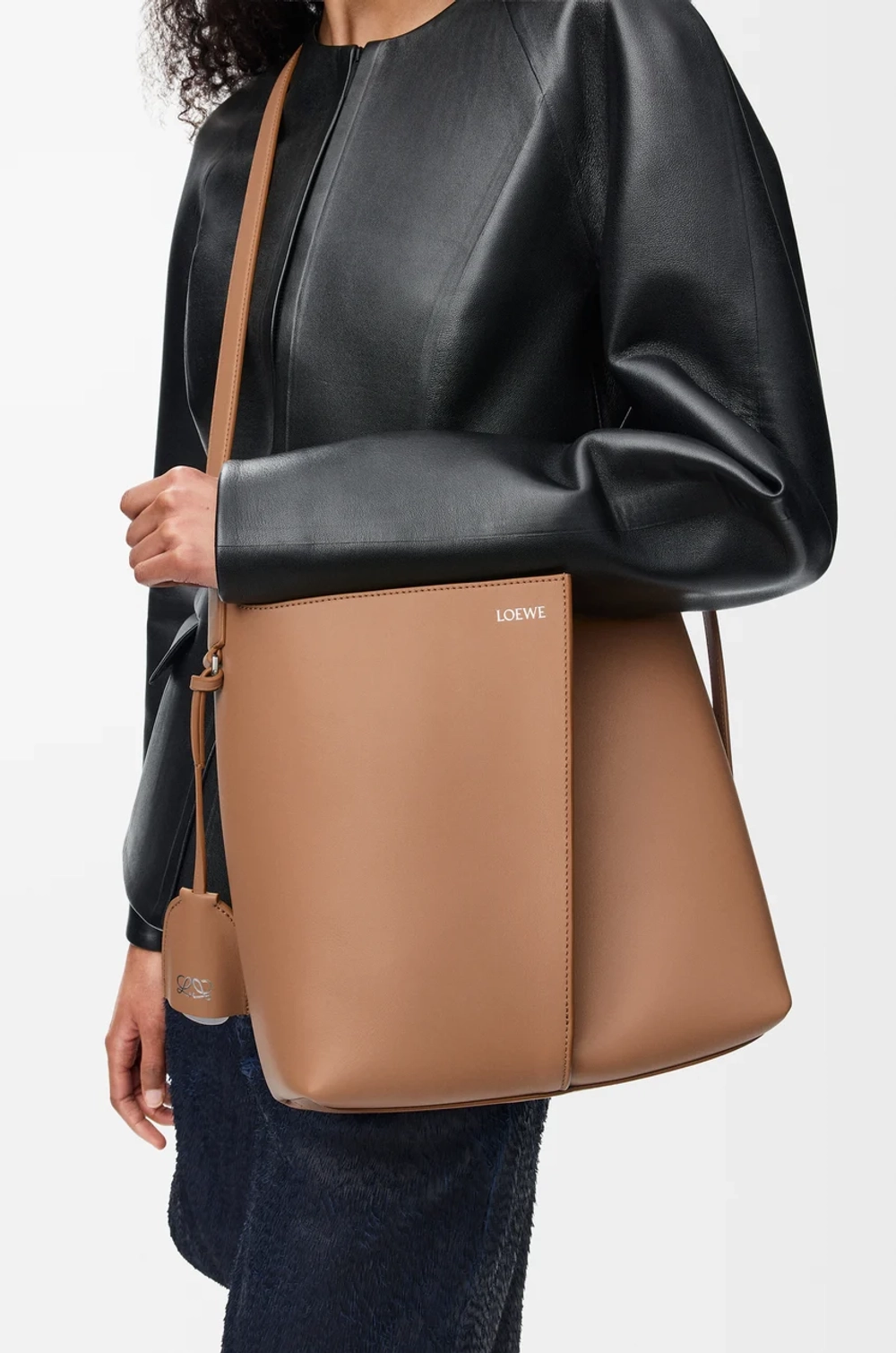 Loewe Средняя сумка-ведро Bilbao из гладкой телячьей кожи, мокко