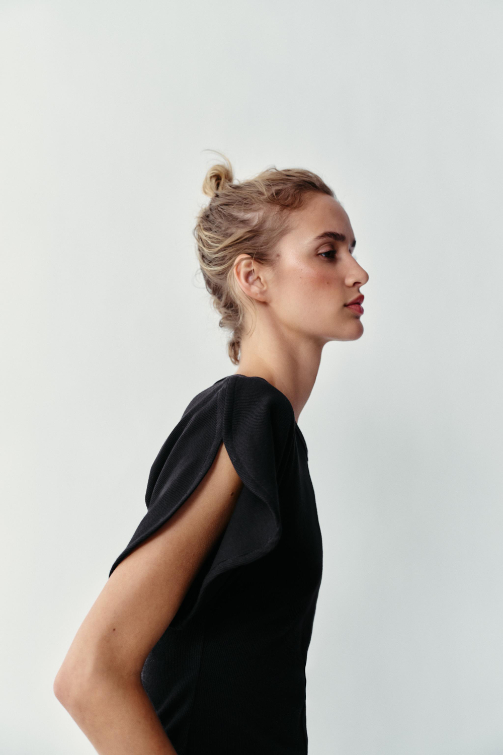 ФУТБОЛКА С ЦЕЛЬНОКРОЕНЫМИ РУКАВАМИ — ZARA