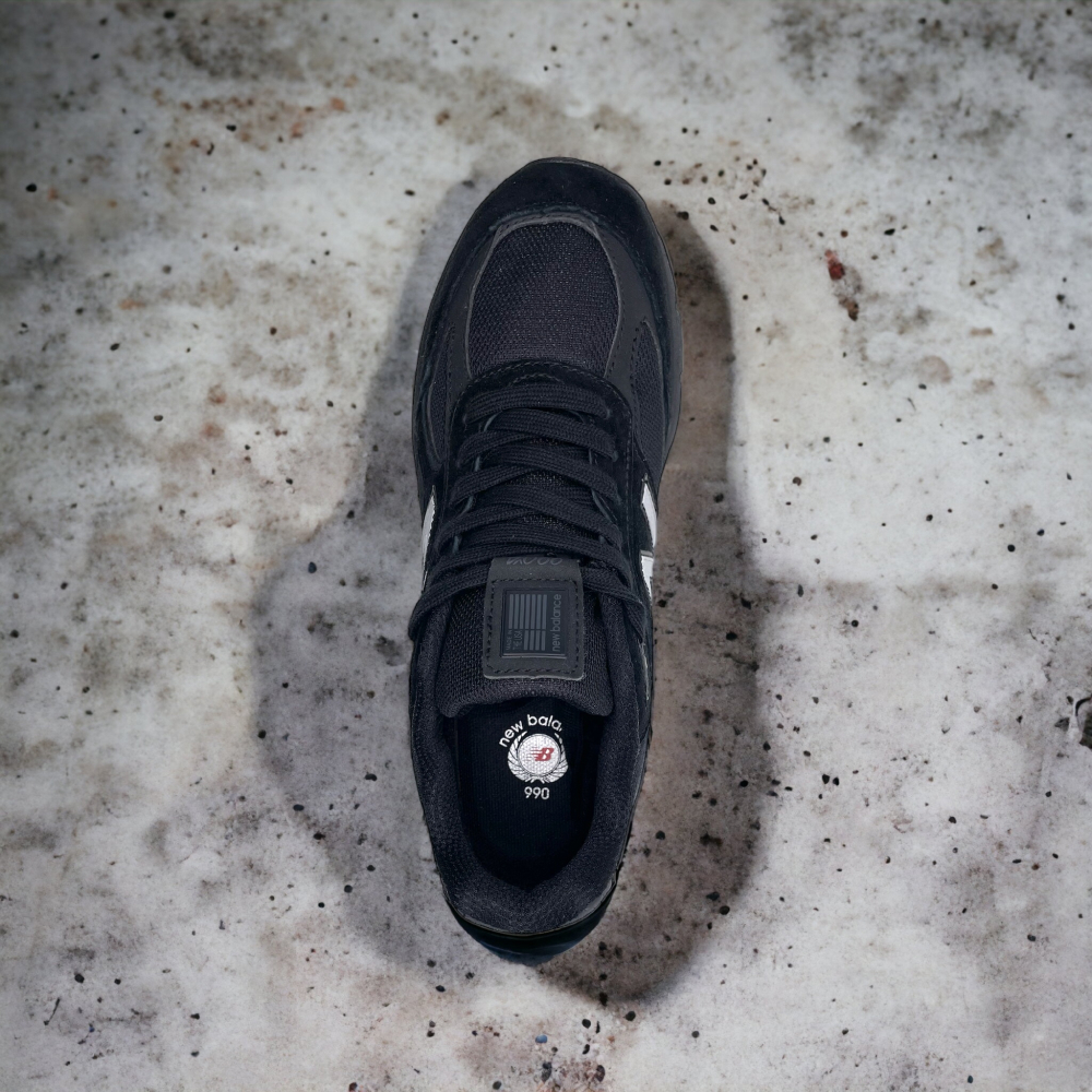 New Balance 990v4 • Black