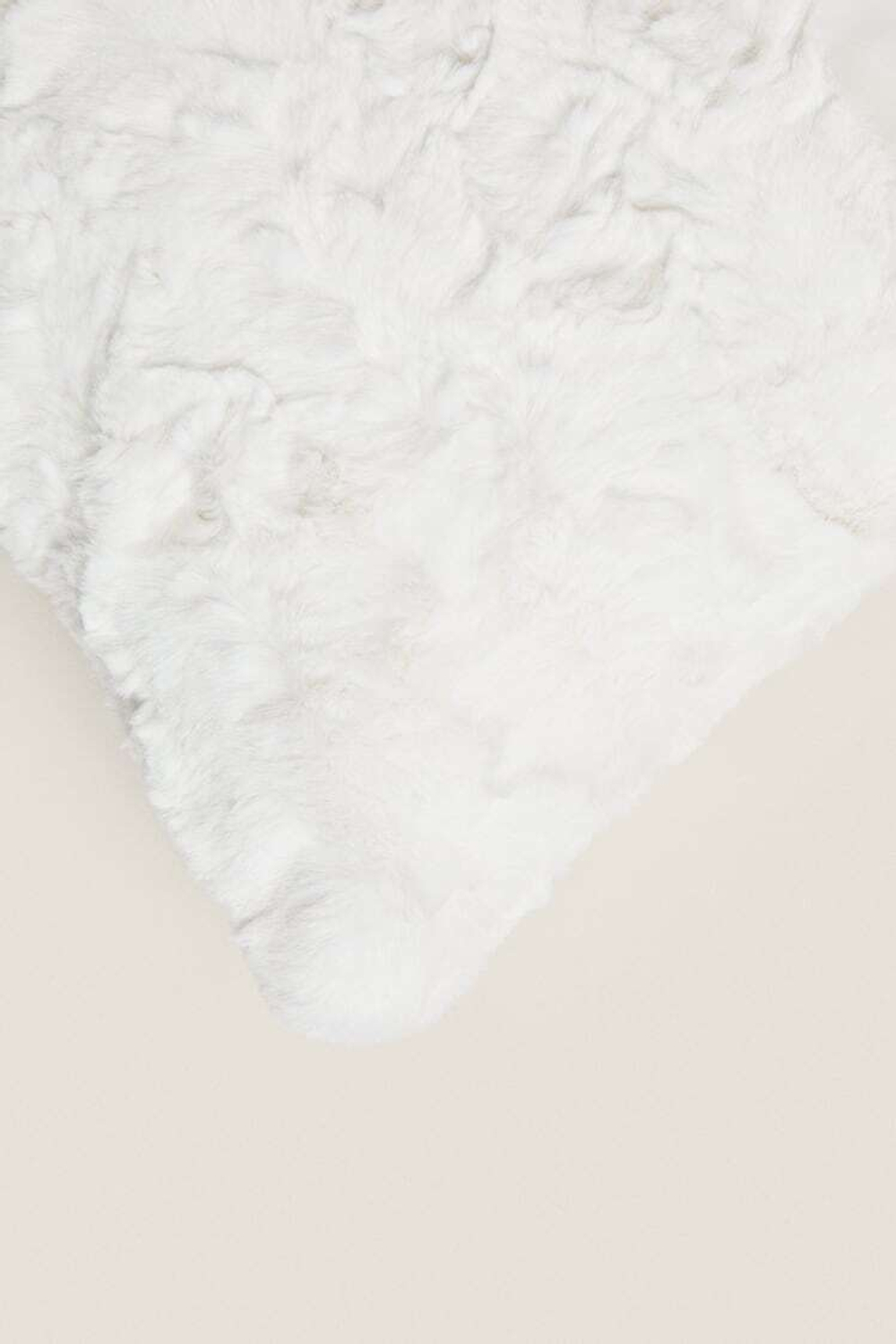 ZARA HOME ЧЕХОЛ ДЛЯ ДЕКОРАТИВНОЙ ПОДУШКИ ИЗ ИСКУССТВЕННОГО МЕХА, КРЕМОВЫЙ