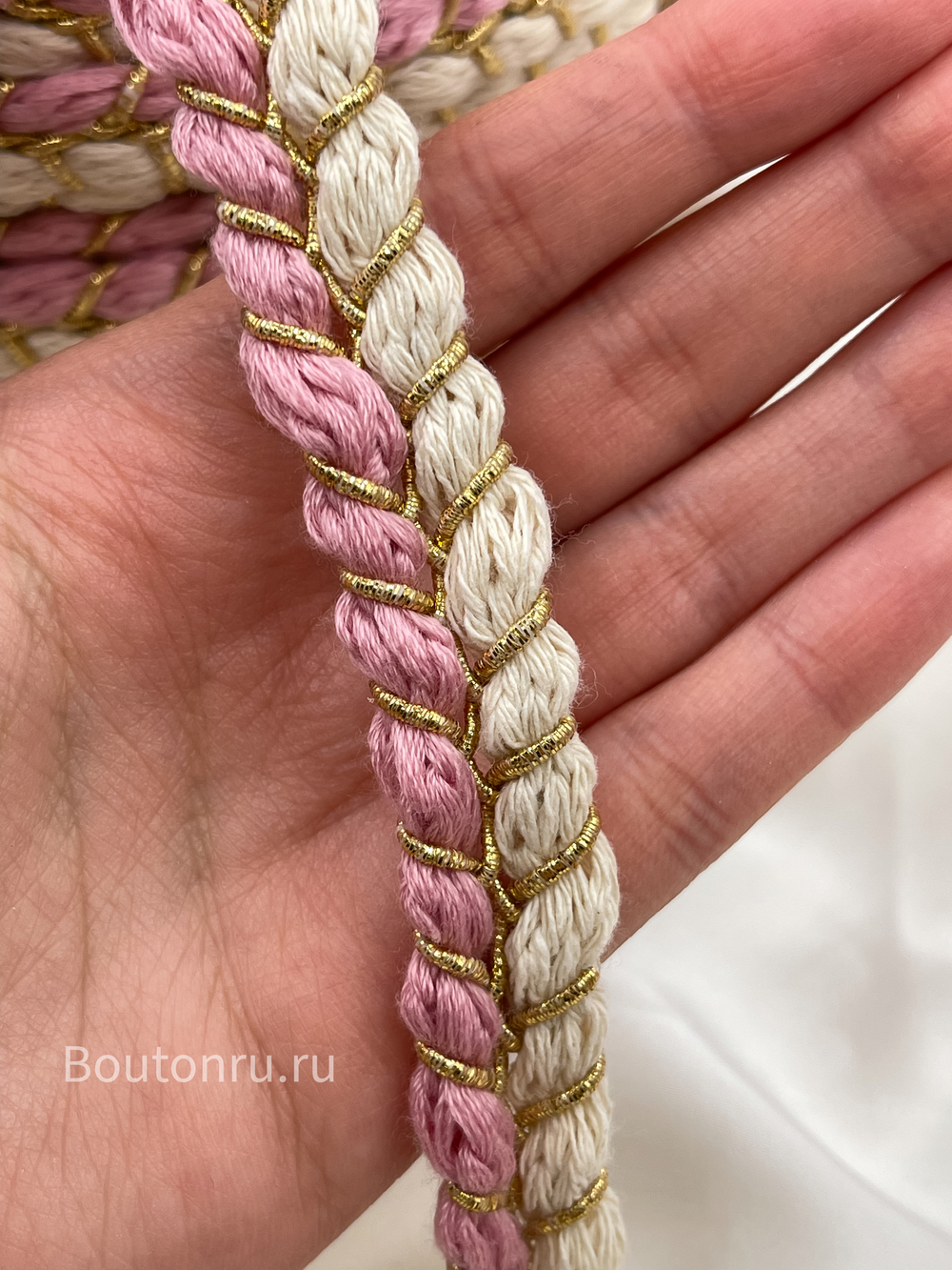 Тесьма "косичка" розово-белая с золотистой нитью