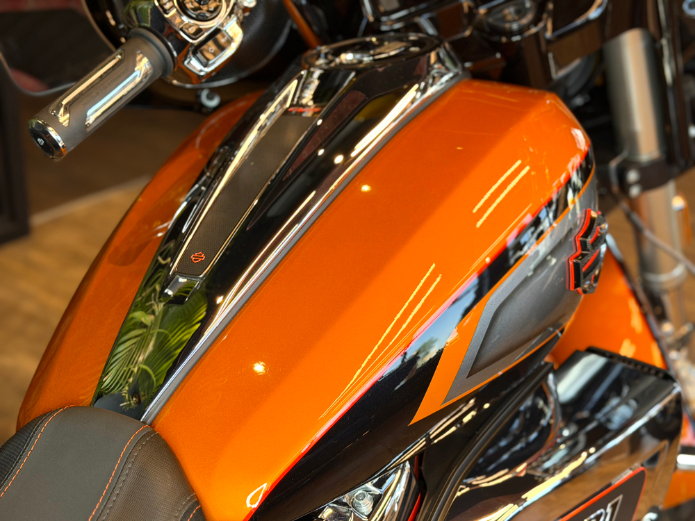 CVO Street Glide "Torched Orange CVO Tri-Tone" (2026)