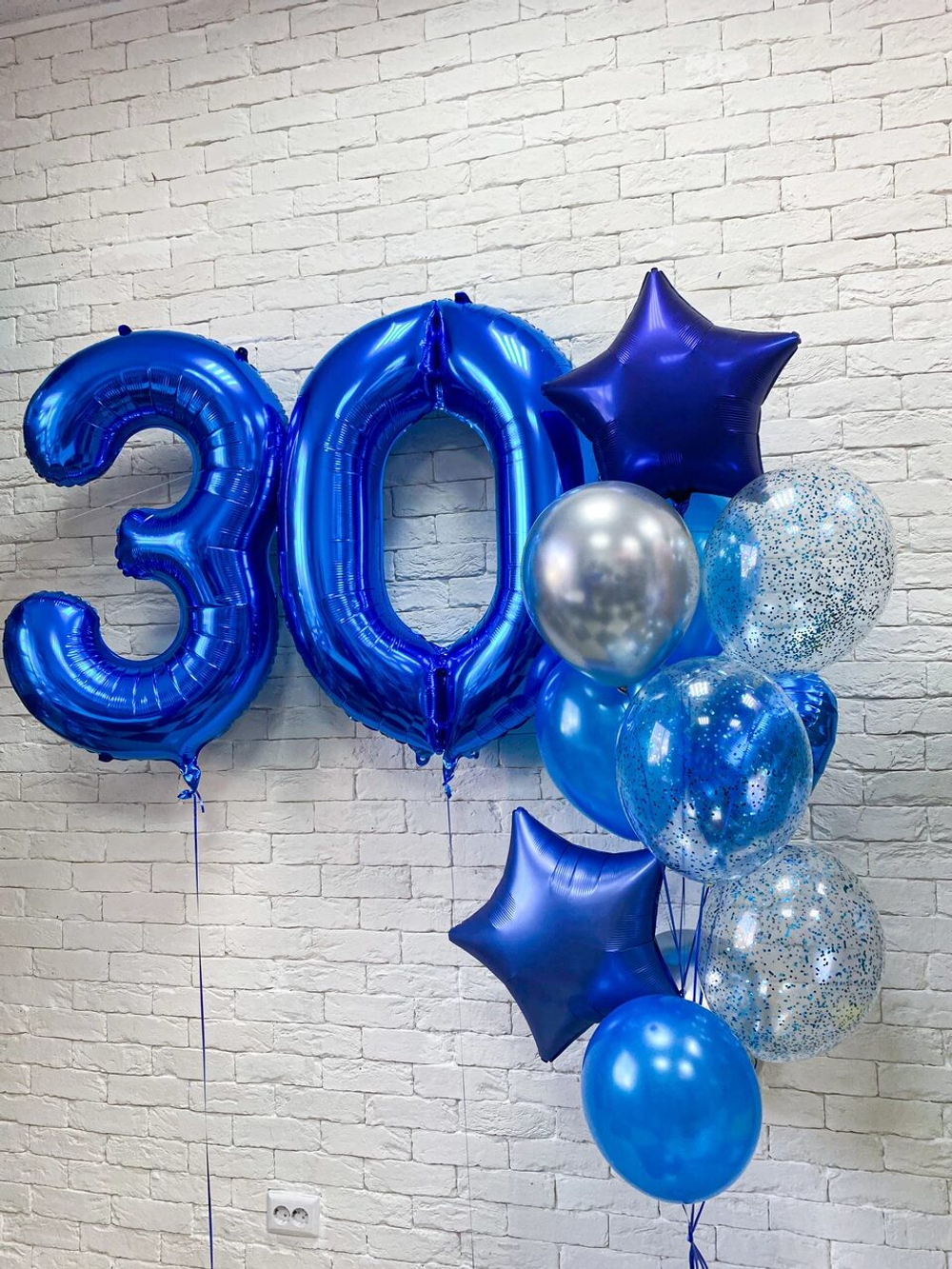 Композиция из синих воздушных шаров на день рождение, 30 лет.