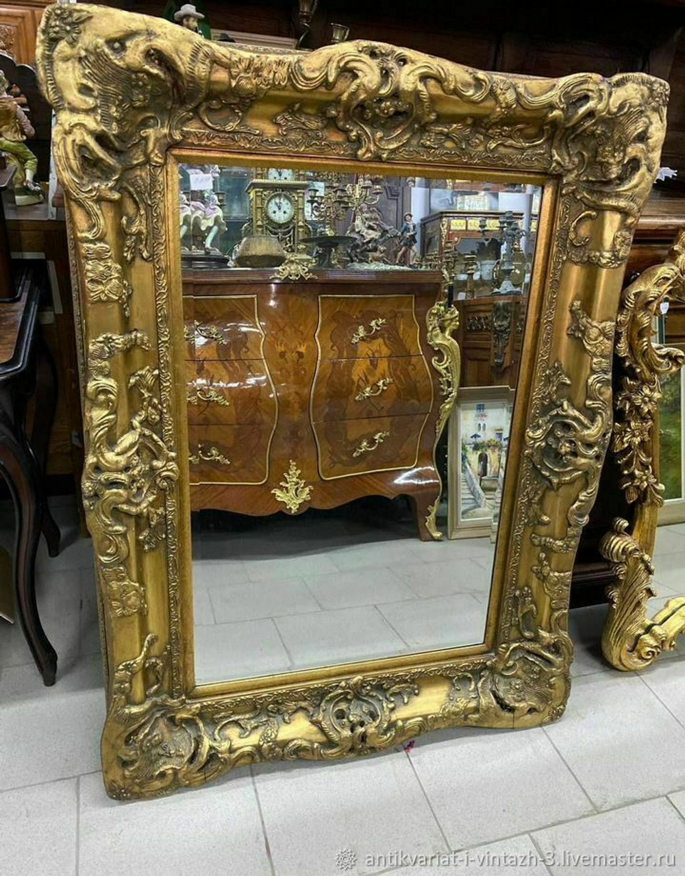 Настенное зеркало